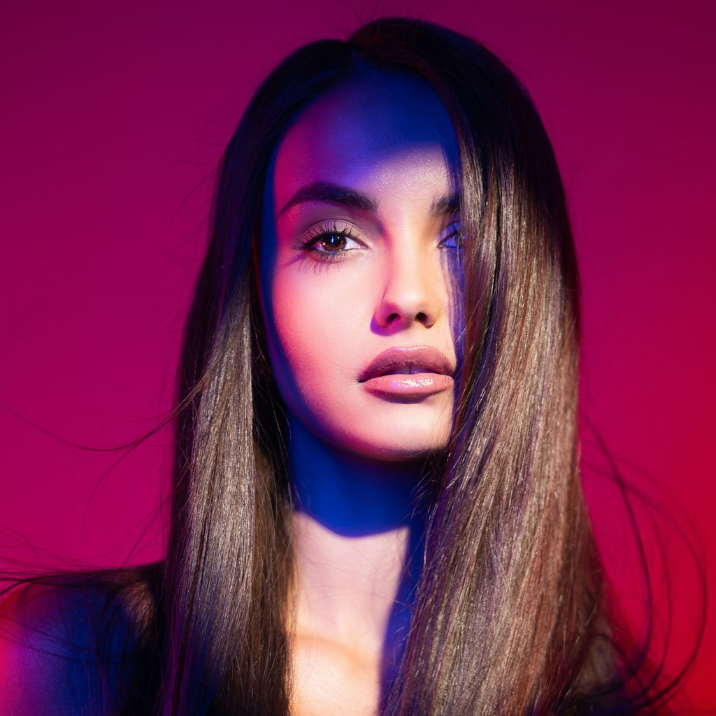 Glamorous fashion model - Wallpapers for Apple iPad 1 in 1024x1024 resolution