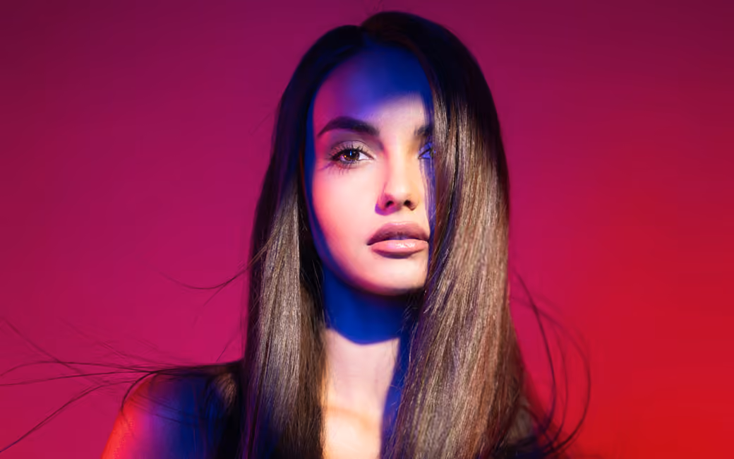 Glamorous fashion model — desktop and phone wallpaper, free download