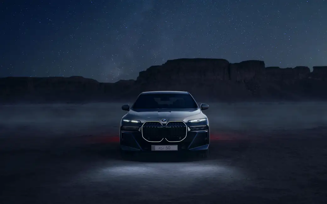 BMW 760i xDrive вид спереди — обои на рабочий стол и телефон