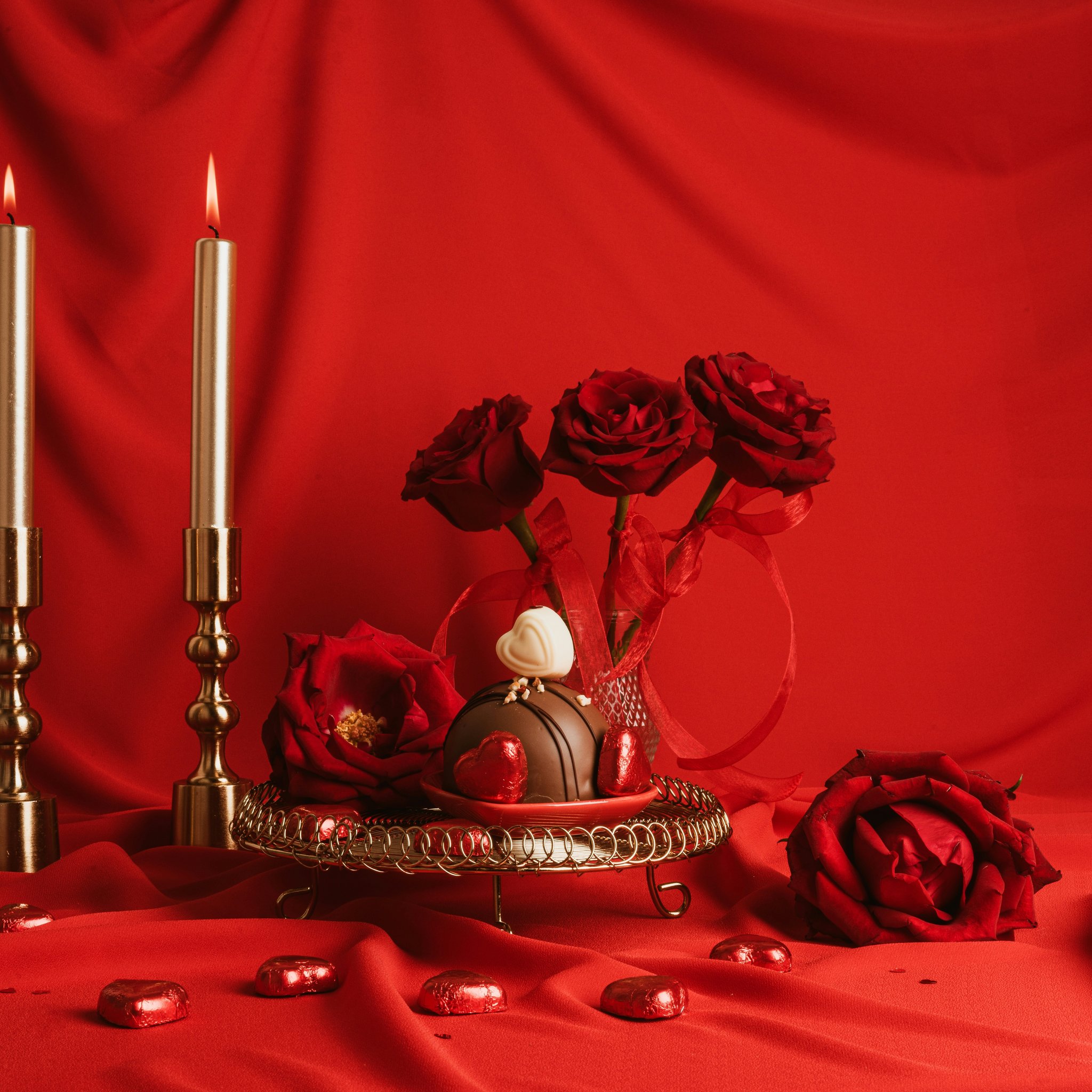 Roses and candles for Valentines Day - Wallpapers for iPad Retina in 2048x2048 resolution