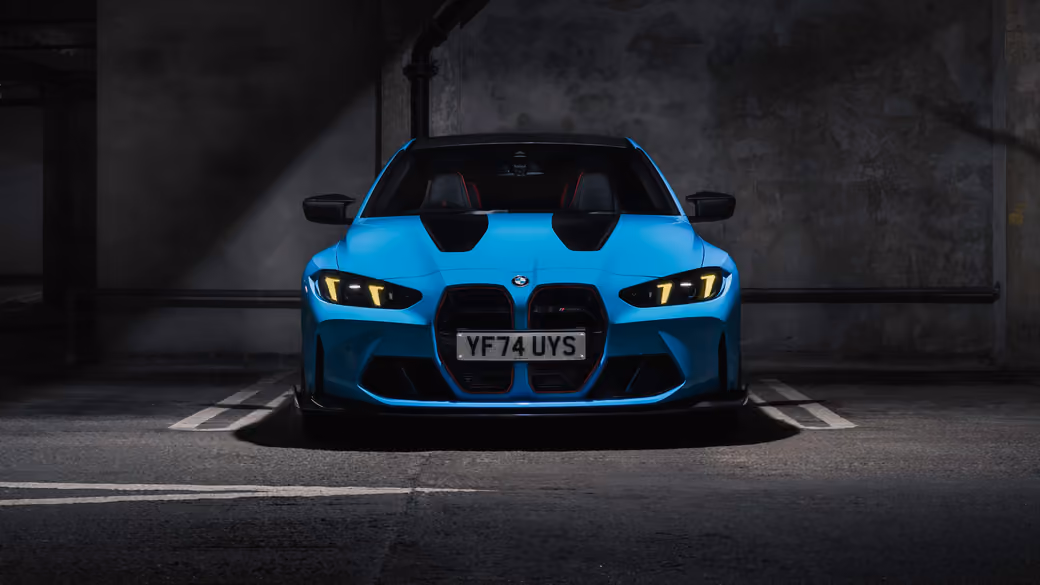 BMW M4 CS в гараже — обои на рабочий стол и телефон
