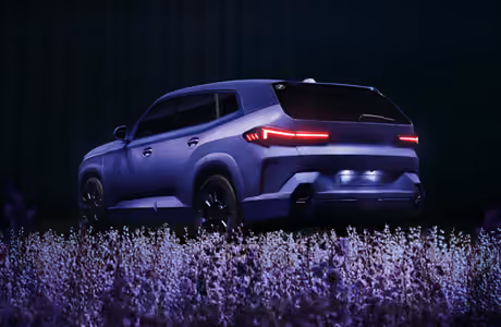 Обои машины: BMW XM, внедорожник, сирень, ночь