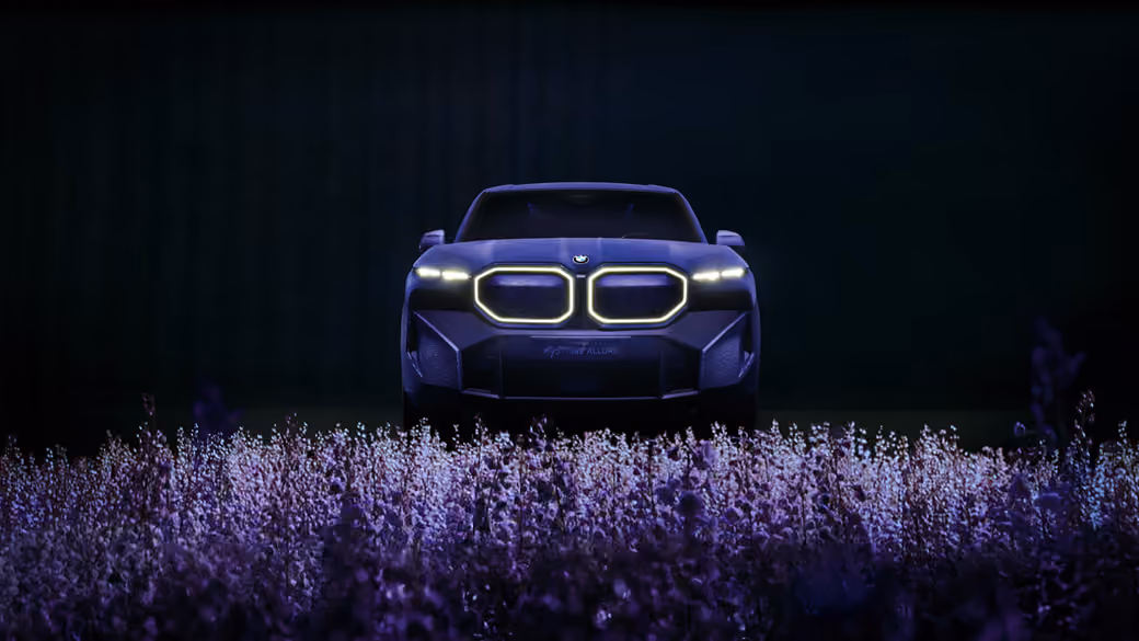 BMW XM с Iconic Glow — обои на рабочий стол и телефон