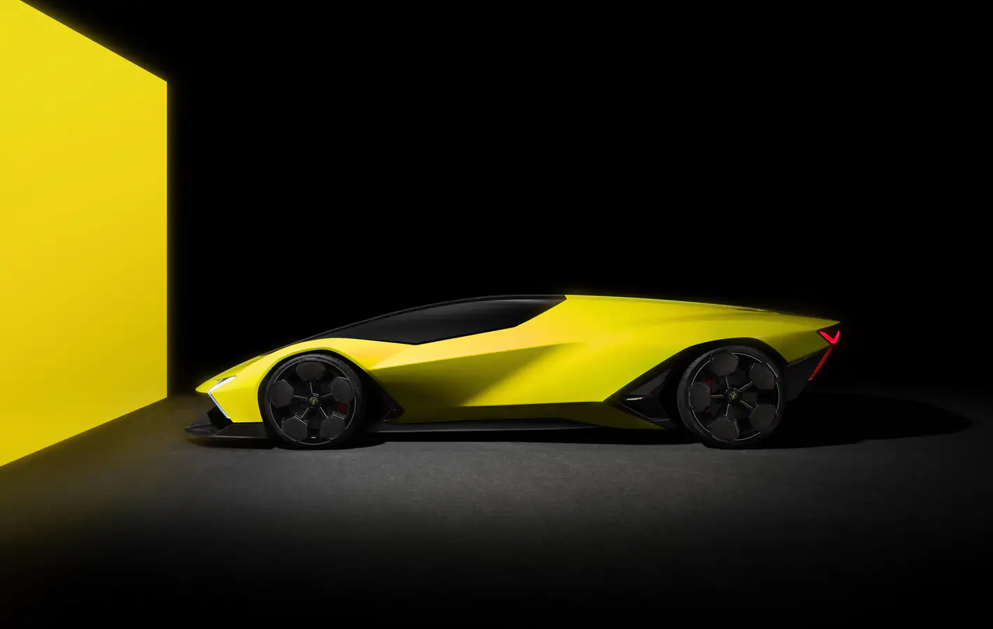 Lamborghini Manifesto вид сбоку — обои на рабочий стол и телефон