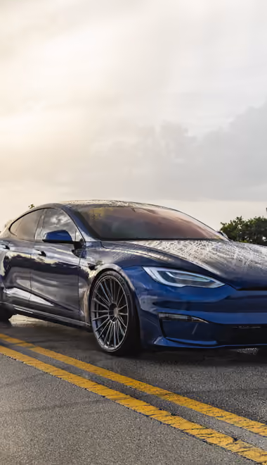 Обои машины: Tesla Model S, электромобиль, дорога, седан
