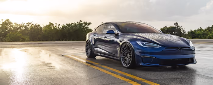 UltraWide 32:9 обои (3840x1080): Tesla Model S, электромобиль, дорога, седан