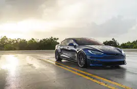 Tesla Plaid - подборка обоев