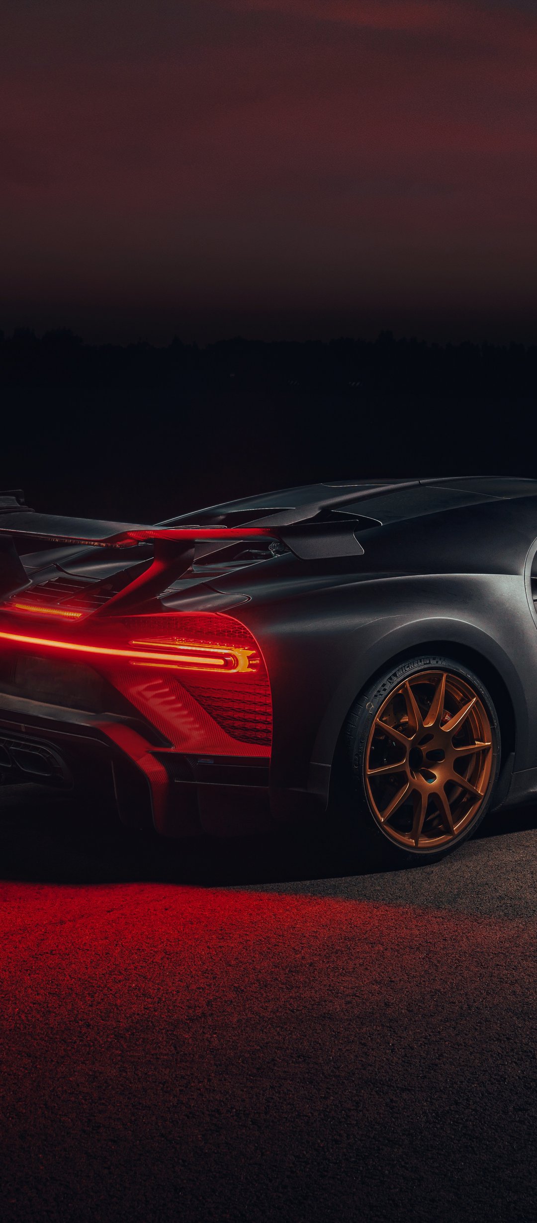 Bugatti Chiron Pur Sport вид сзади - Обои для TECNO/Infinix в разрешении 1080x2460