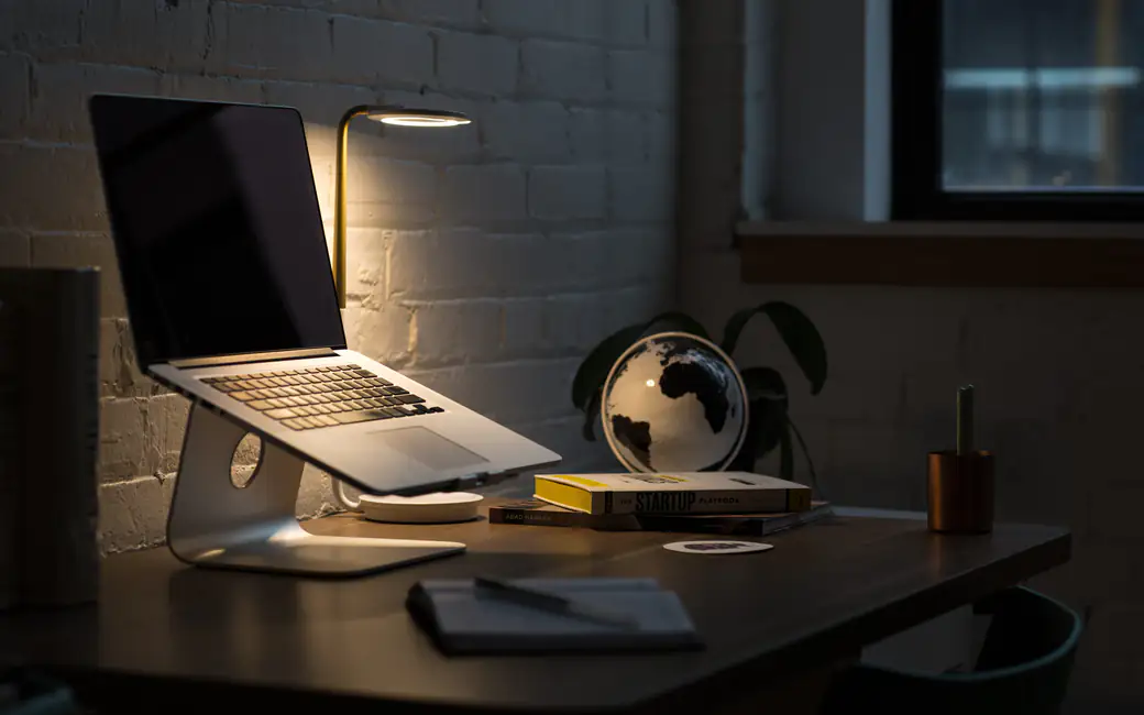 Рабочее место с Macbook Pro — обои на рабочий стол и телефон