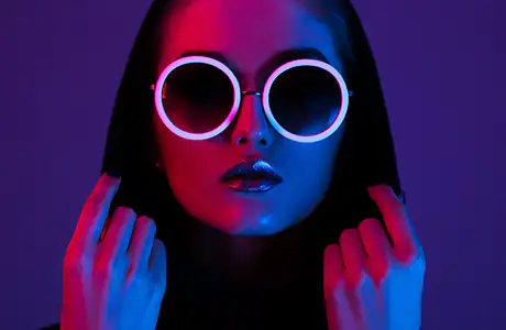 Обои худи для Samsung/Xiaomi (2000x2000): неон, женщина, очки, худи