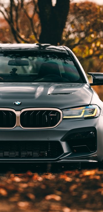 BMW M5 CS F90 in autumn - Wallpapers for Samsung in 360x740 resolution