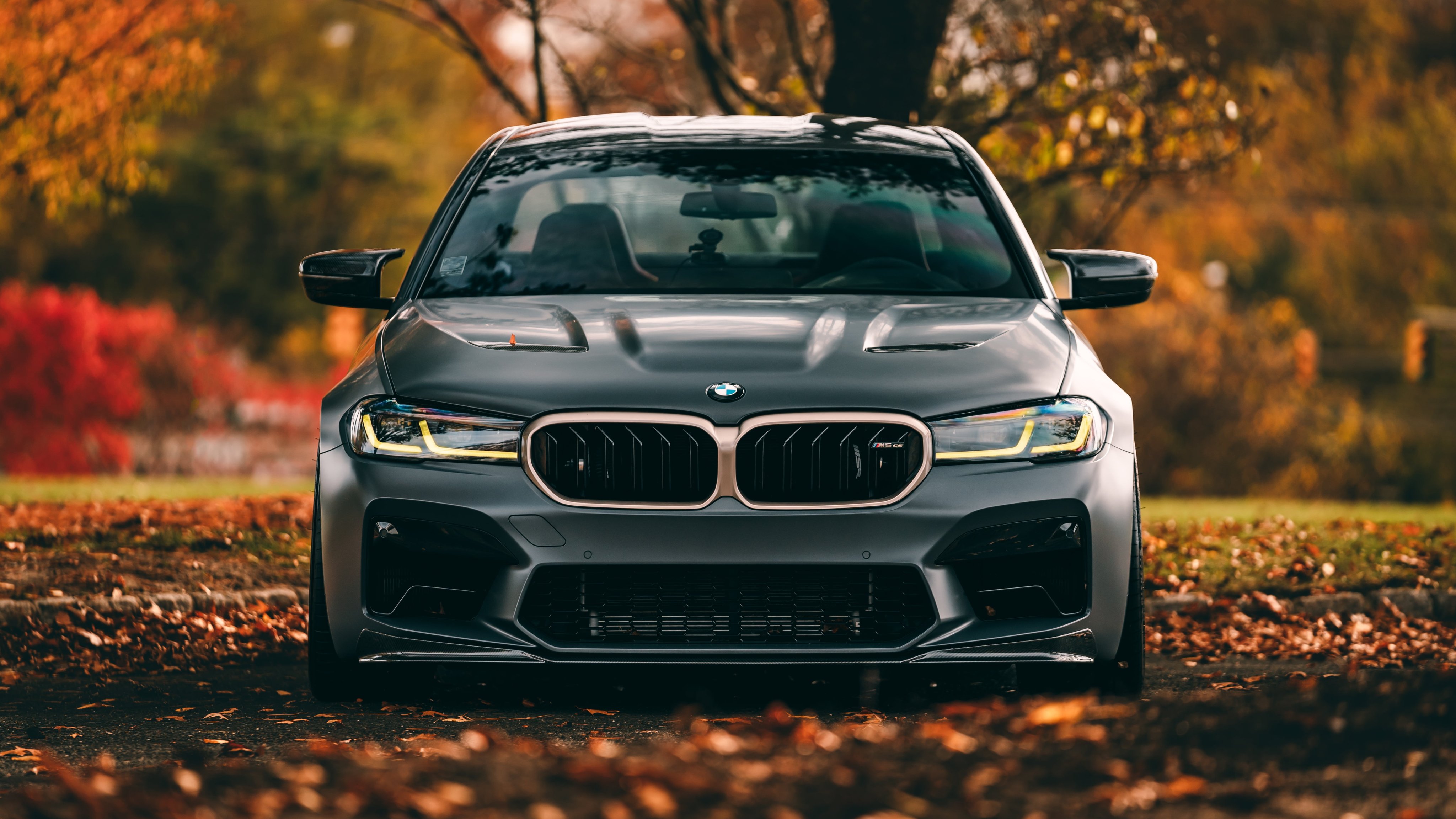 BMW M5 CS F90 in autumn - Wallpapers for Apple iMac 21.5″ in 4096x2304 resolution