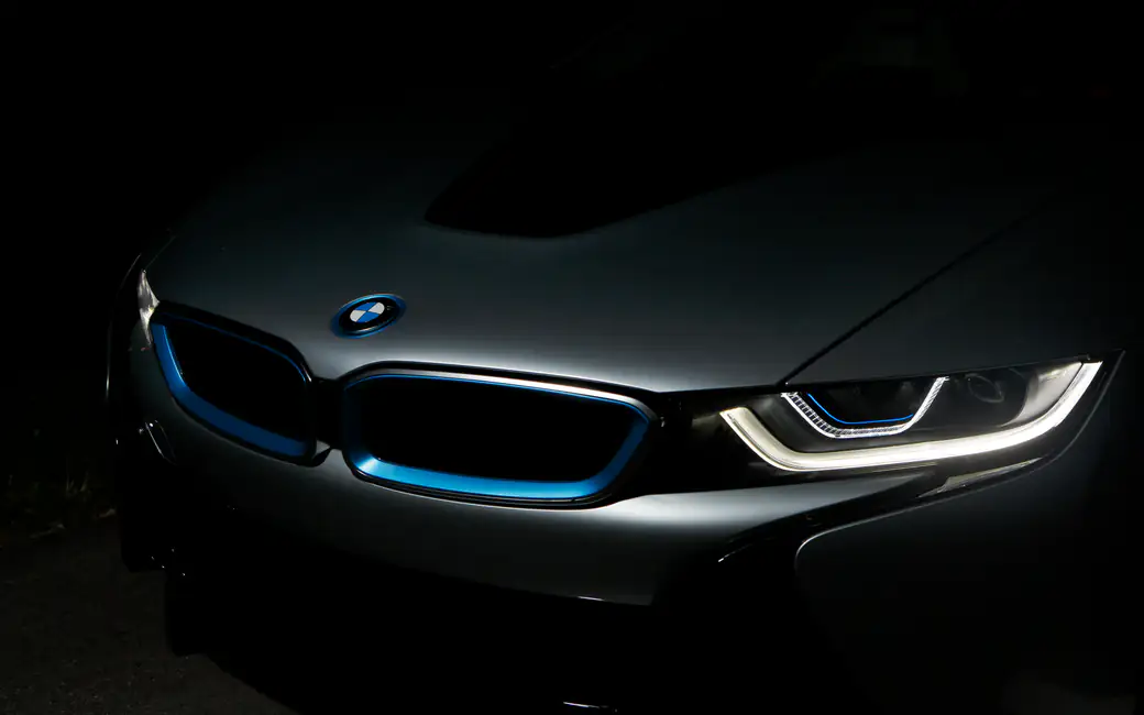 BMW i8 с LED фарами — обои на рабочий стол и телефон