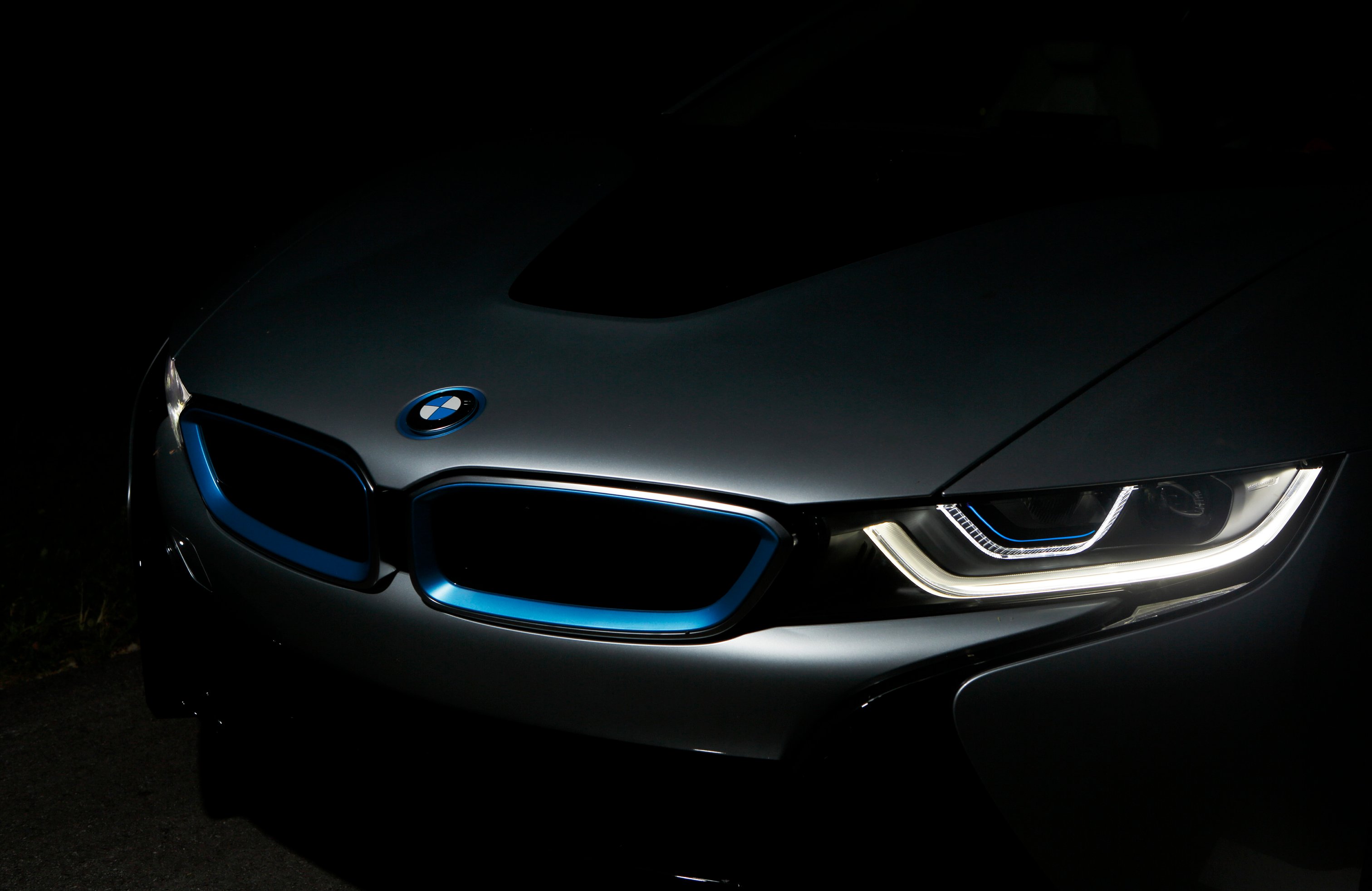 BMW i8 with LED headlights - Wallpapers for Apple MacBook 14.2″ in 3024x1964 resolution