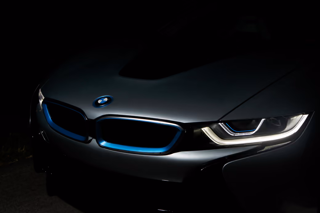 BMW i8 с LED фарами - UltraWide 32:9 обои в разрешении 3840x1080