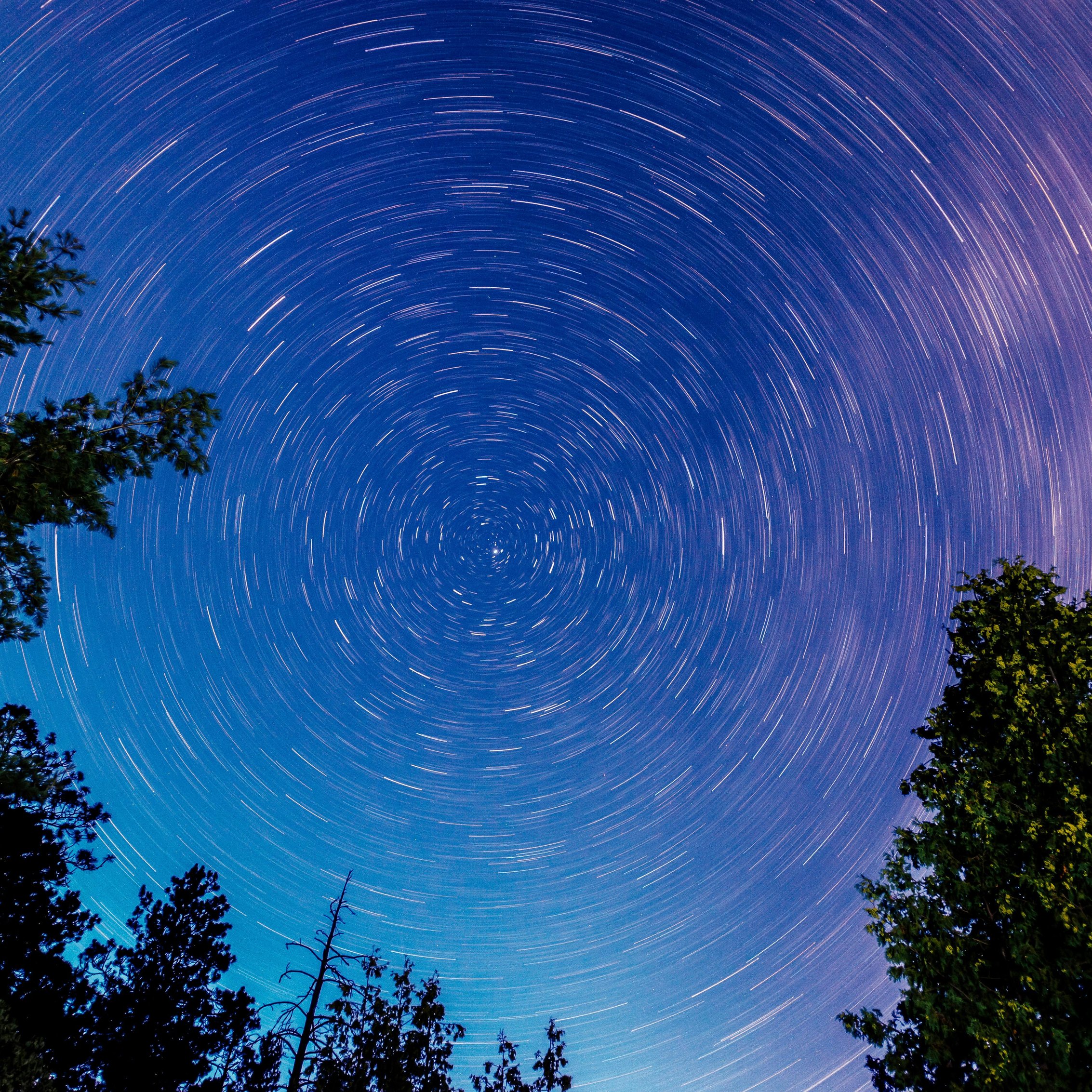 Light trails of stars on long exposure - Wallpapers for iPad mini 8.3″ in 2266x2266 resolution