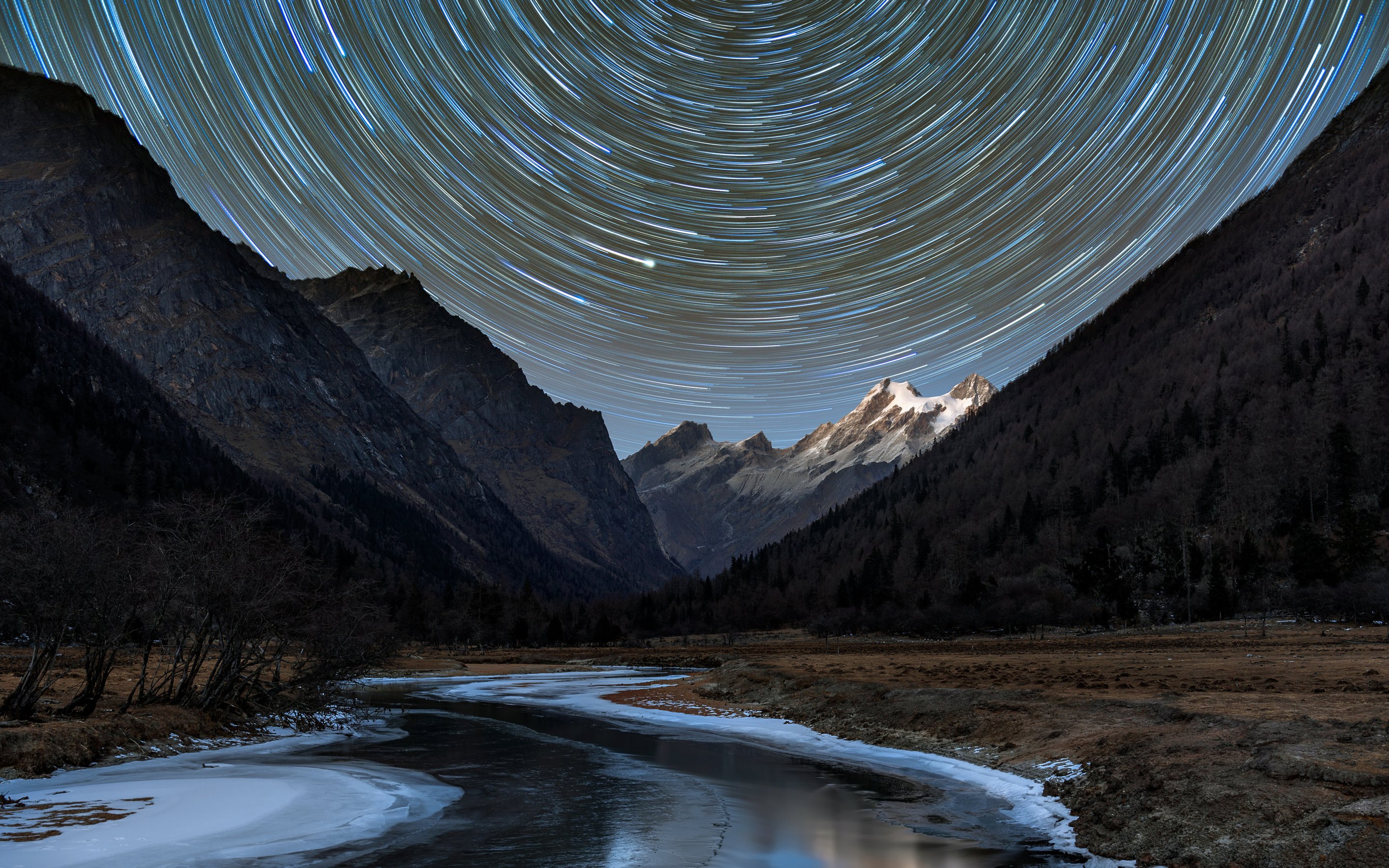 Star trails over the mountains - Wallpapers for Apple MacBook 15″ in 2880x1800 resolution