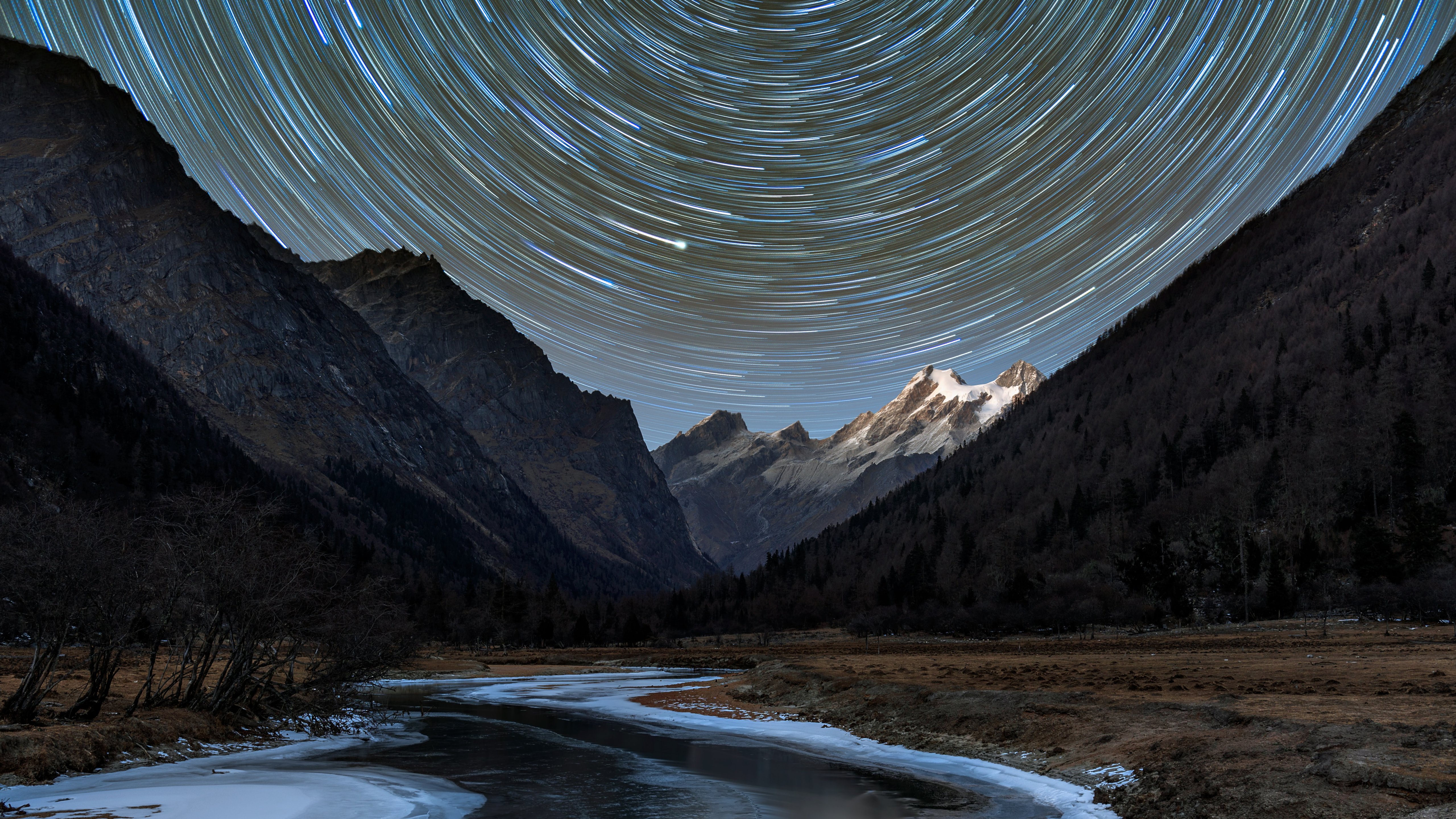 Star trails over the mountains - 5K wallpapers in 5120x2880 resolution
