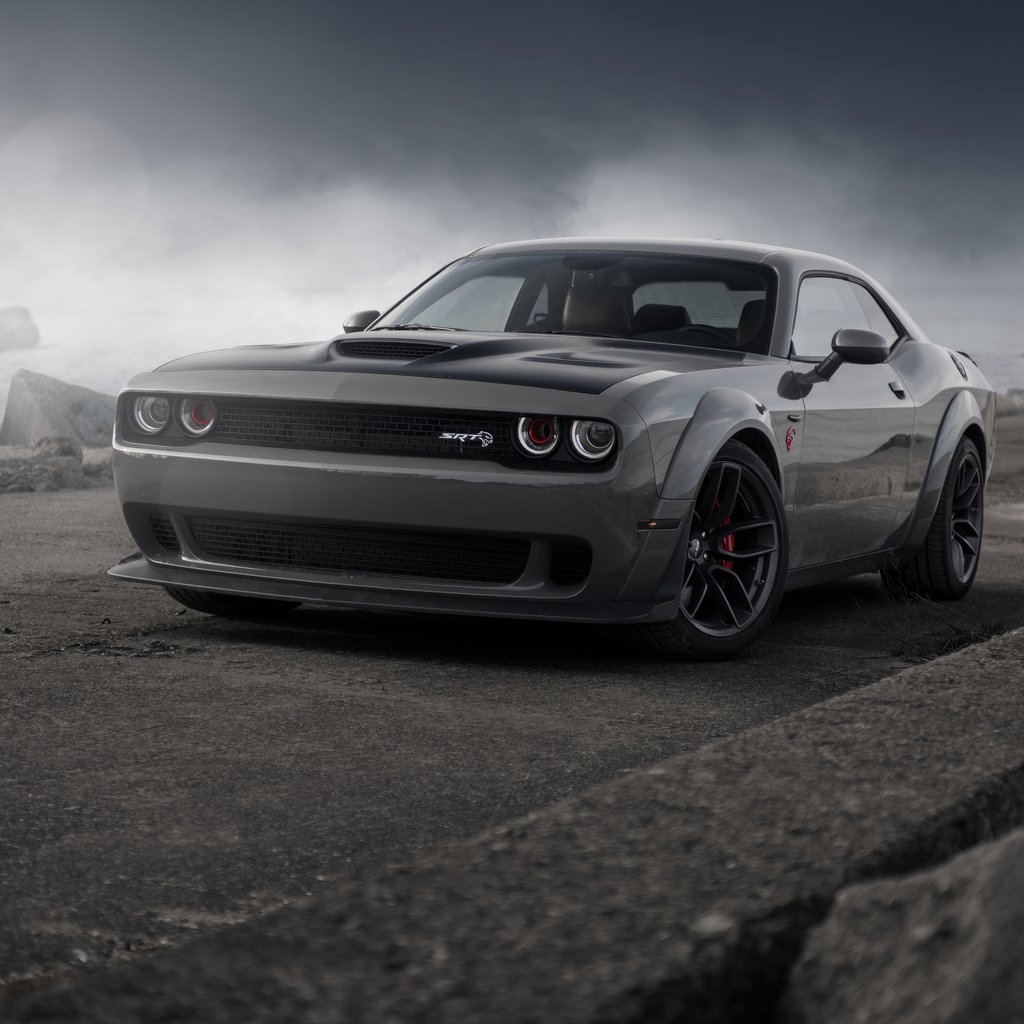 Dodge Challenger SRT Hellcat вид спереди - Обои для Apple iPad 1 в разрешении 1024x1024