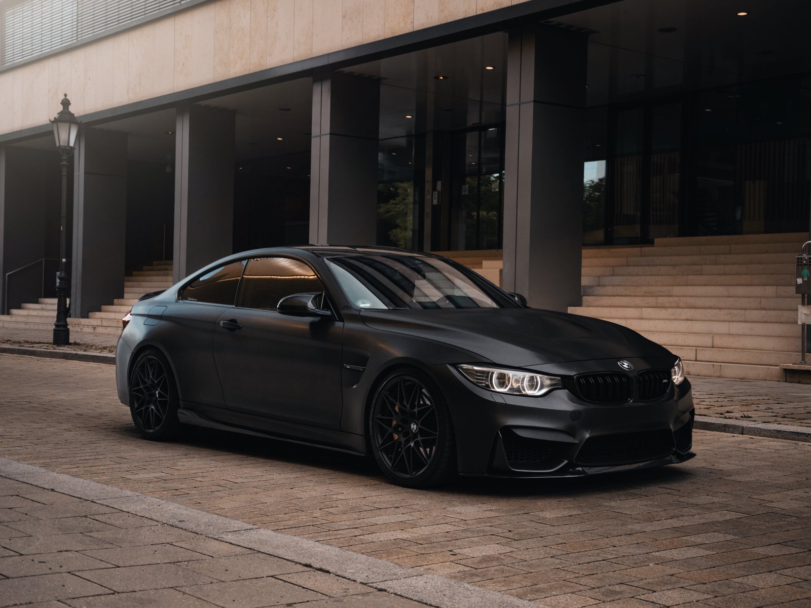 BMW M4 F82 front view - UXGA wallpapers in 1600x1200 resolution