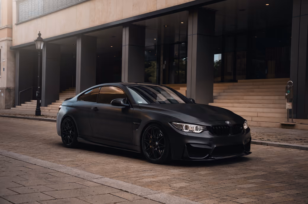 BMW M4 F82 вид спереди — обои на рабочий стол и телефон
