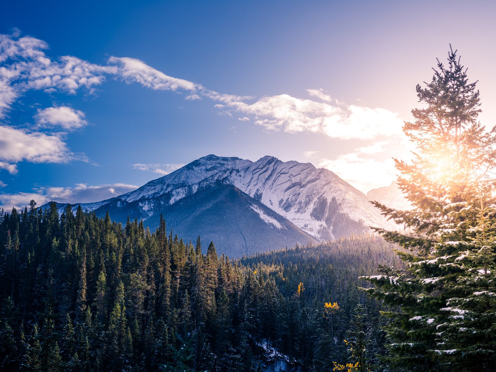 Sunrise over snow-covered mountains - UXGA wallpapers in 1600x1200 resolution