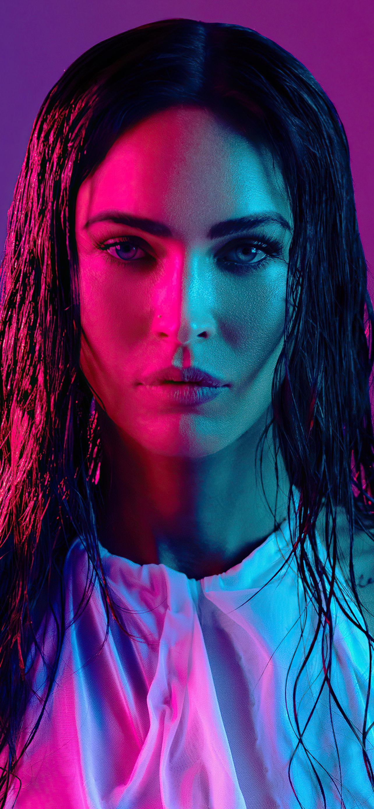 Megan Fox in a stylish look - Wallpapers for iPhone 13 Pro Max/12 Pro Max/14 Plus in 1284x2778 resolution