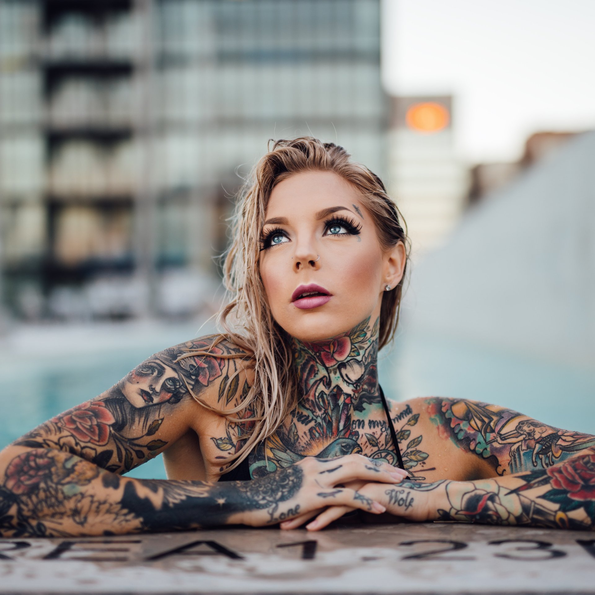 Tattooed blonde in the pool - Wallpapers for Samsung Galaxy Tab in 1920x1920 resolution