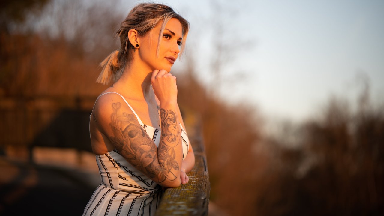 Blonde with tattoos on her arm - HDV 720p wallpapers in 1280x720 resolution