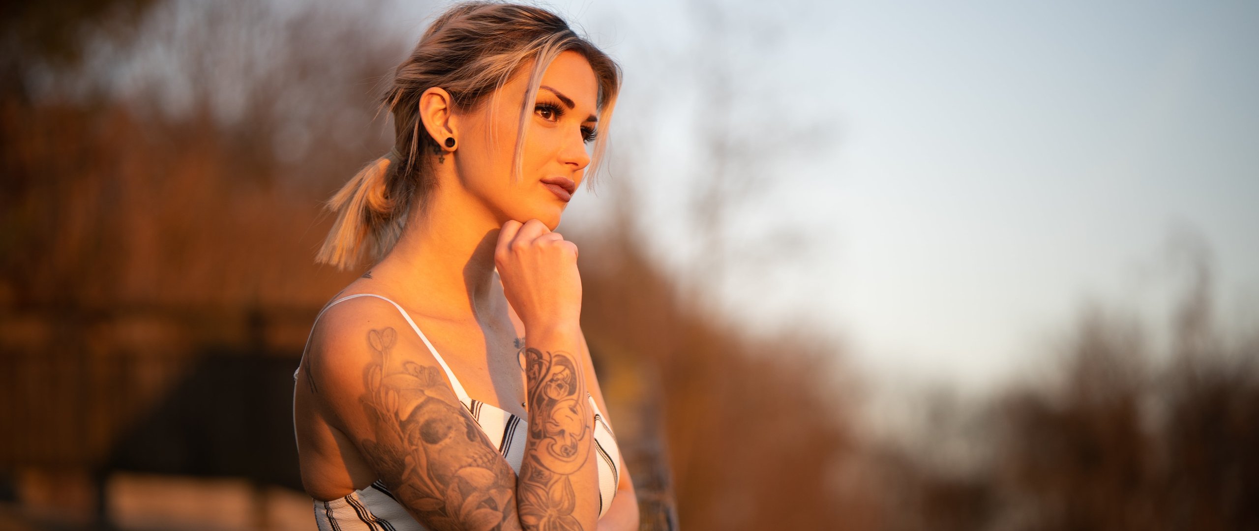 Blonde with tattoos on her arm - UltraWide 21:9 wallpapers in 2560x1080 resolution