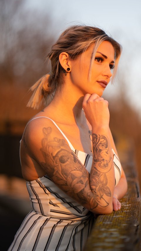 Blonde with tattoos on her arm - Wallpapers for LG/ASUS in 480x854 resolution