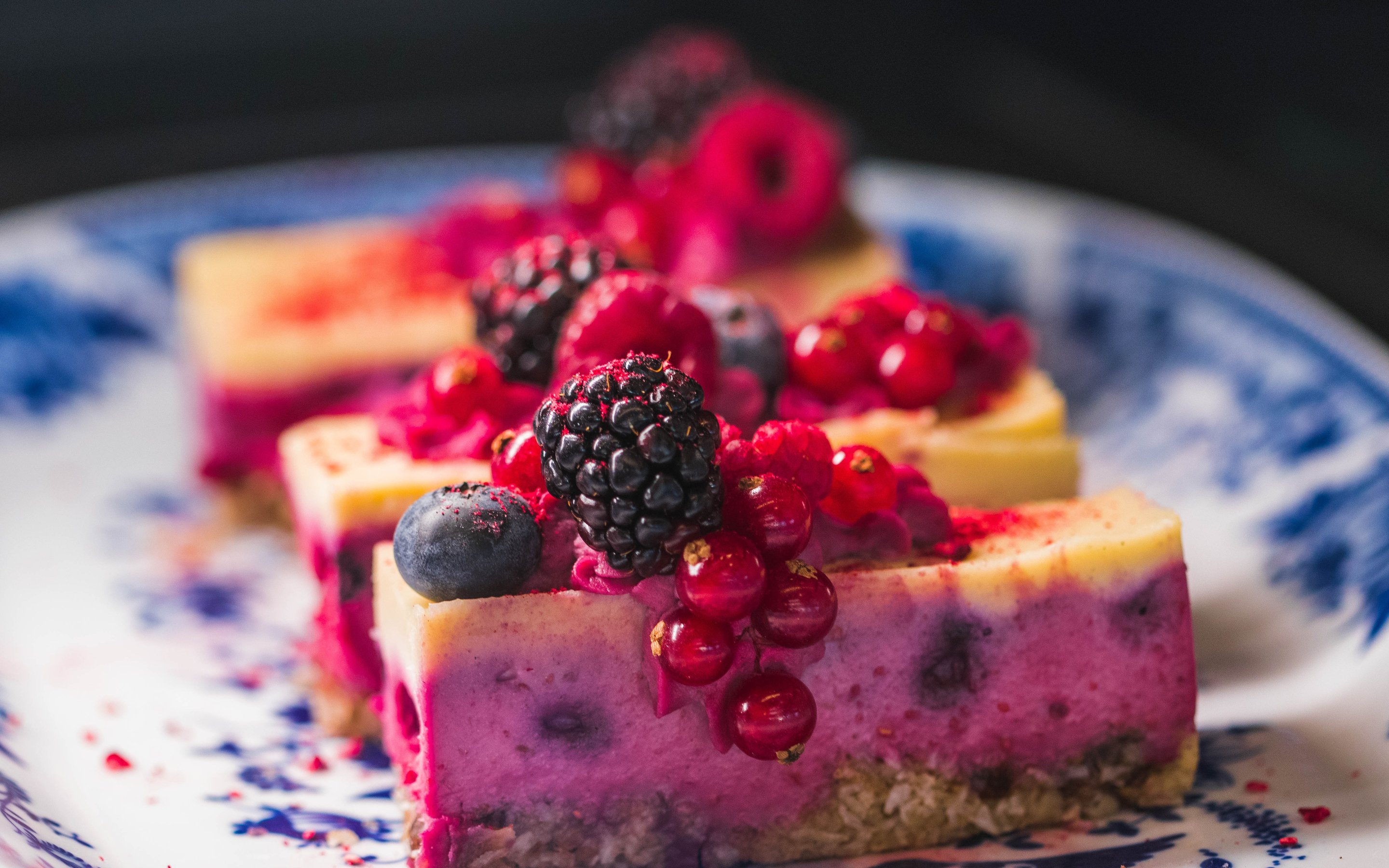 Dessert with fresh berries - Wallpapers for Apple MacBook 15″ in 2880x1800 resolution