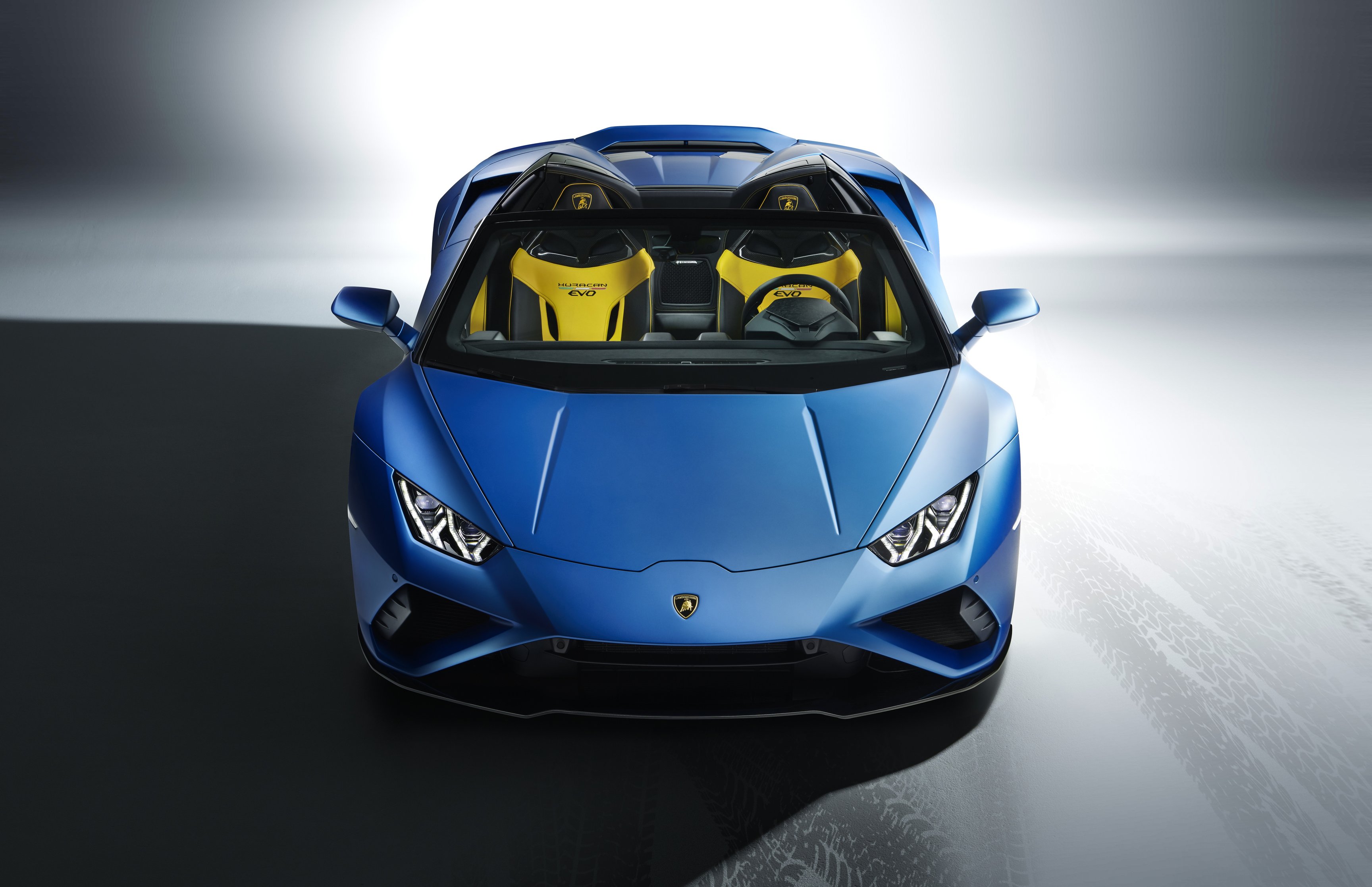 Blue Lamborghini Huracán Spyder - Wallpapers for Apple MacBook 16.2″ in 3456x2234 resolution