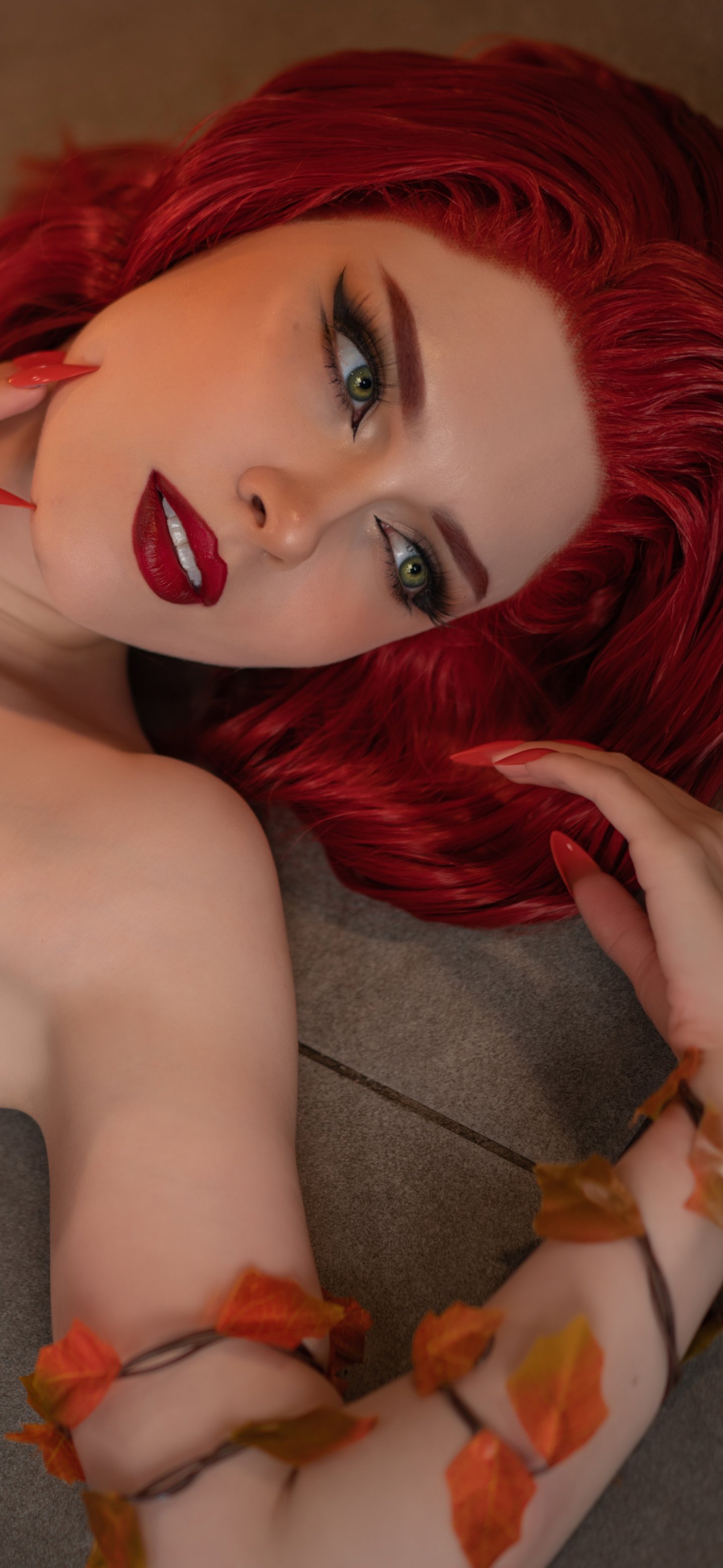 Ilon Bugaevs Cosplay at Poison Ivy - Wallpapers for Samsung Galaxy S24/S24 Ultra/S25 Ultra/S25+/S26 Ultra in 1440x3120 resolution