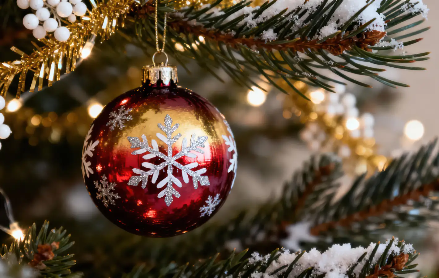 Red and gold Christmas ball on tree — desktop and phone wallpaper, free download