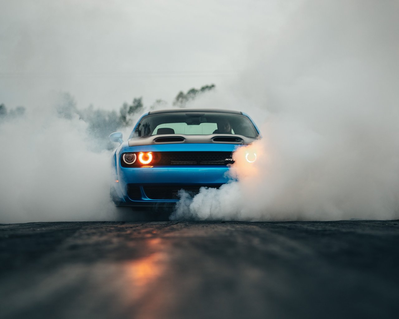 Dodge Challenger SRT Hellcat дрифтит с дымом - SXGA обои в разрешении 1280x1024