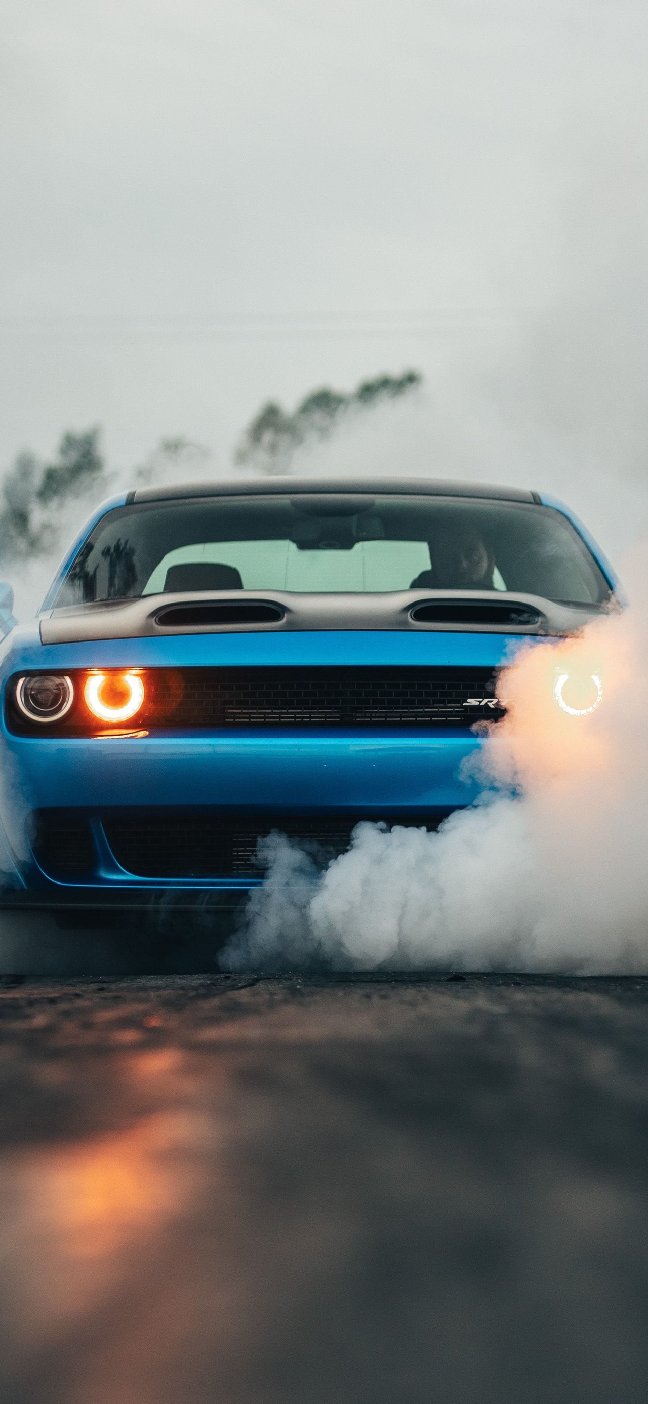 Dodge Challenger SRT Hellcat дрифтит с дымом - Обои для Xiaomi 15T в разрешении 1280x2772