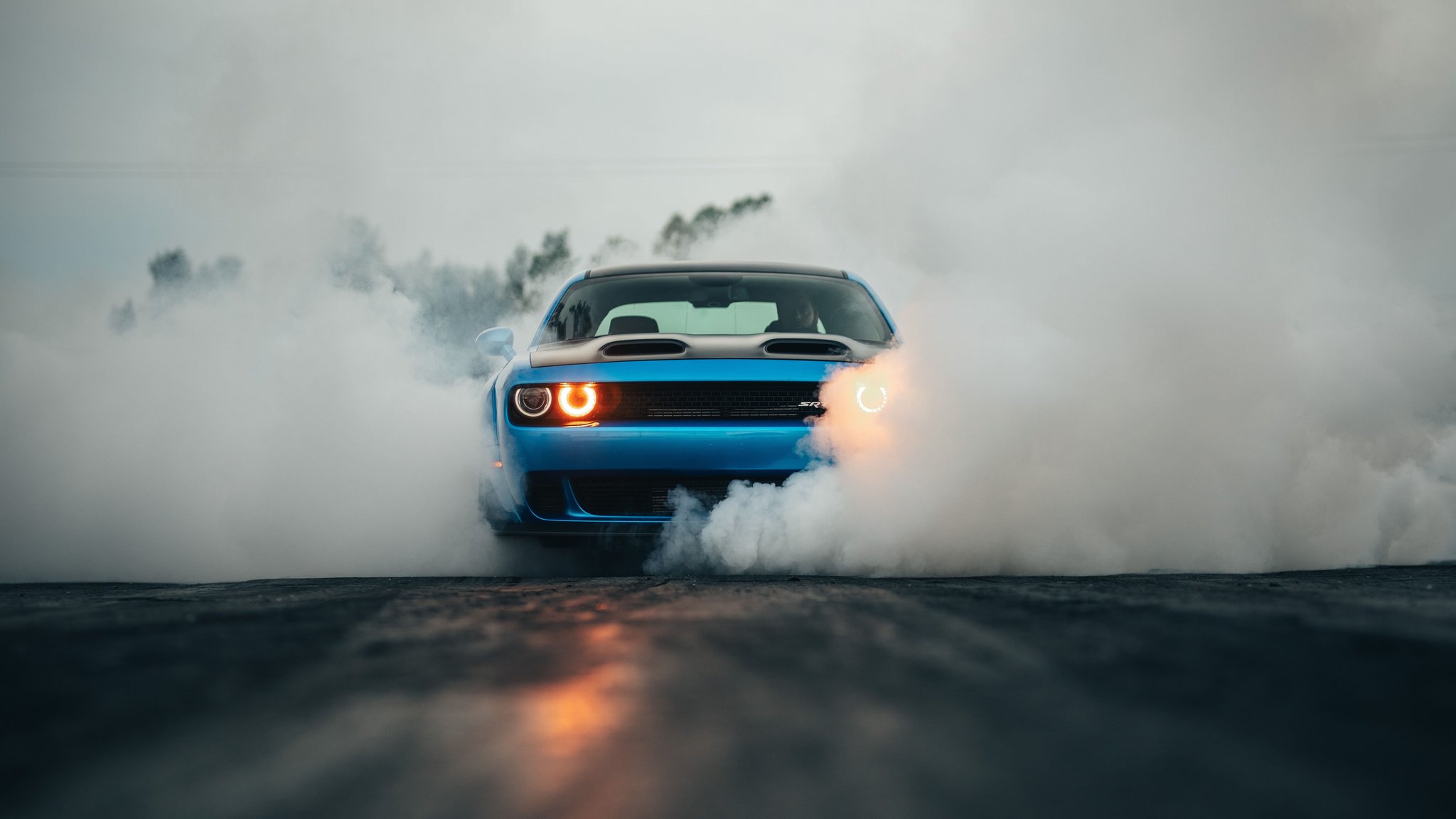 Dodge Challenger SRT Hellcat дрифтит с дымом - QWXGA обои в разрешении 2048x1152