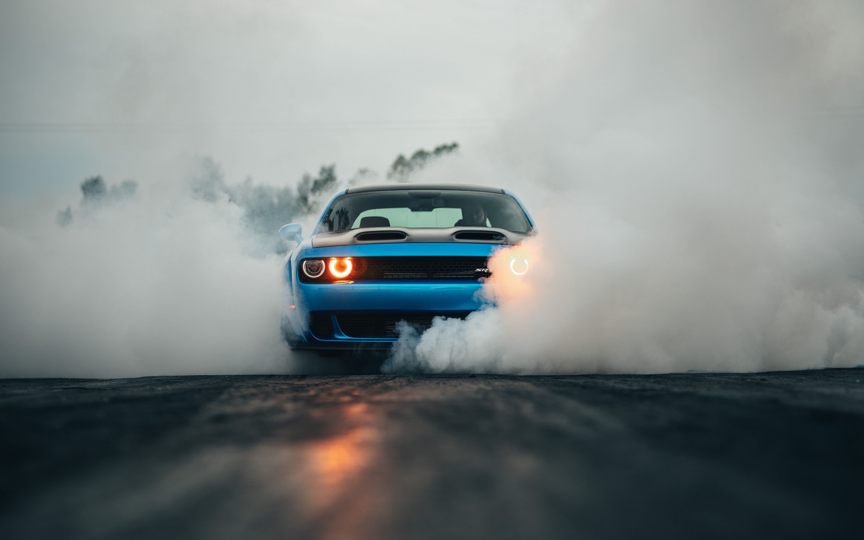 Dodge Challenger SRT Hellcat дрифтит с дымом - Обои для Apple MacBook 15″ в разрешении 2880x1800