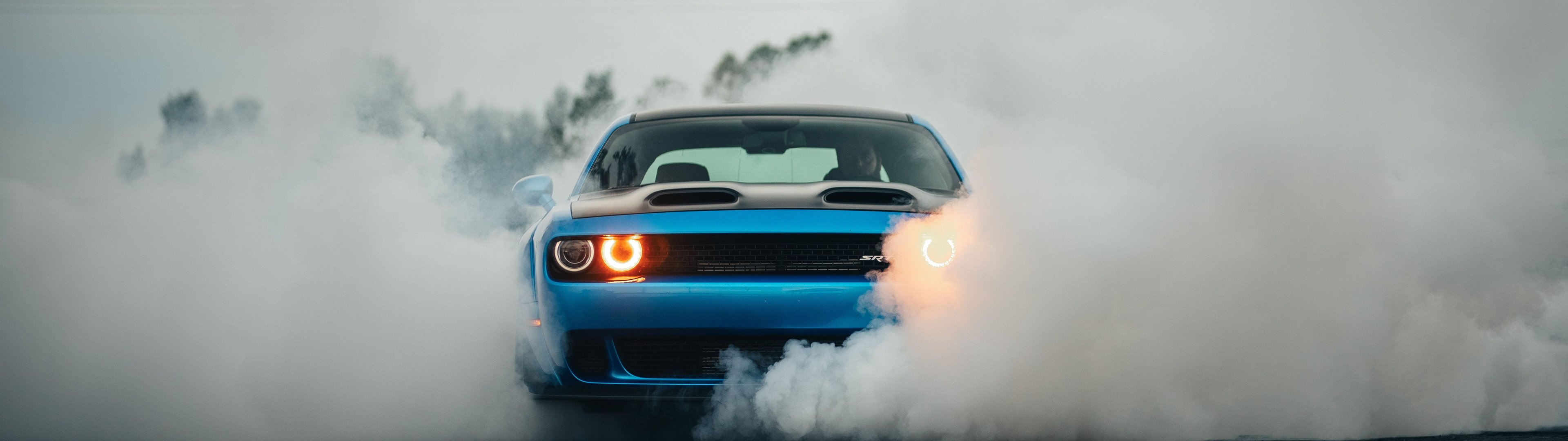 Dodge Challenger SRT Hellcat дрифтит с дымом - UltraWide 32:9 обои в разрешении 3840x1080