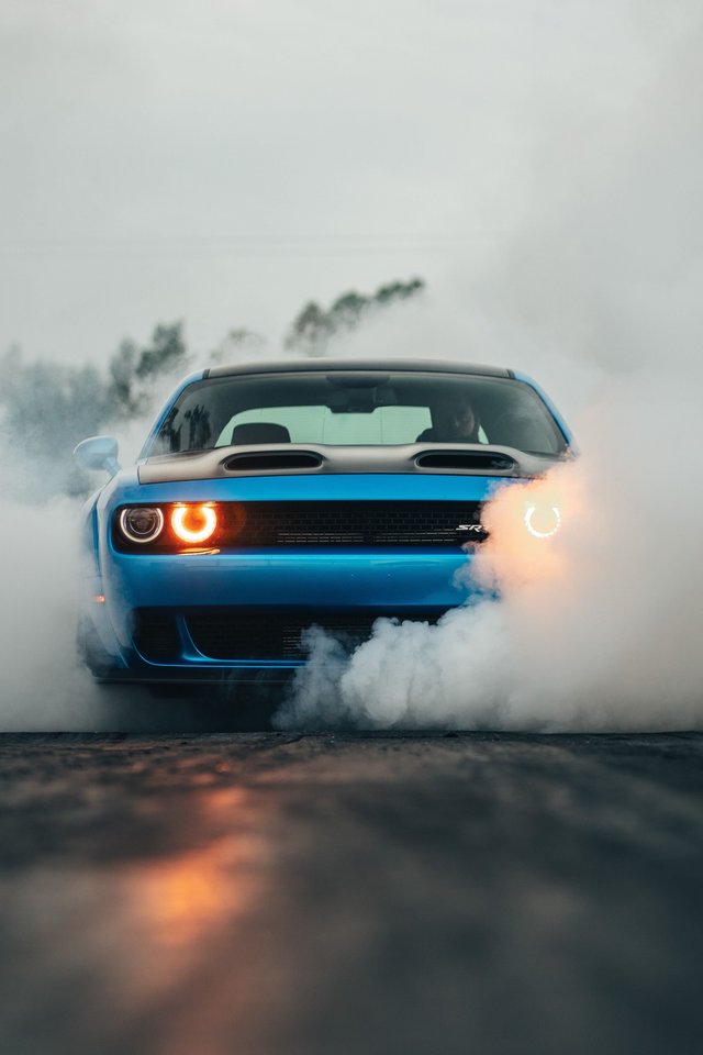 Dodge Challenger SRT Hellcat дрифтит с дымом - Обои для iPhone 4/4S в разрешении 640x960