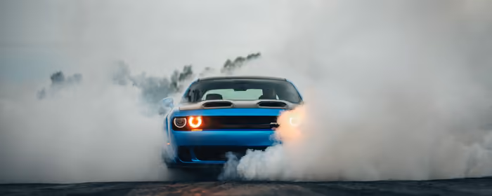 UltraWide 32:9 обои Dodge Challenger SRT (3840x1080): Dodge Challenger, маслкар, дрифт, асфальт