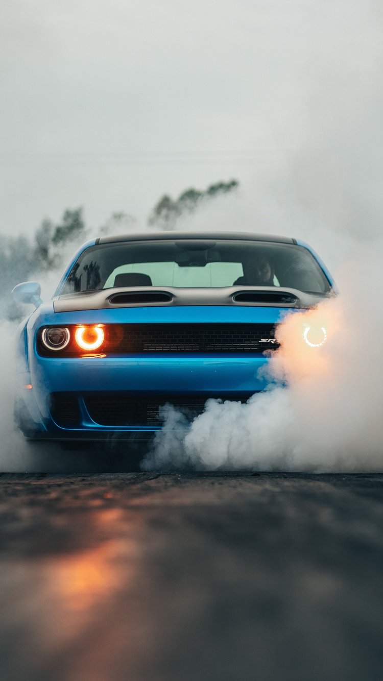 Dodge Challenger SRT Hellcat дрифтит с дымом - Обои для iPhone 6/6S/7/8/SE2/SE3 в разрешении 750x1334