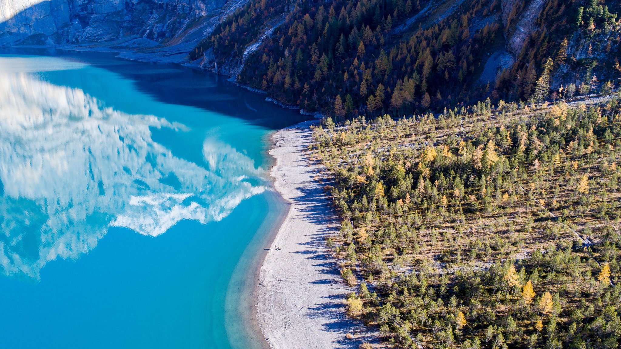 Turquoise lake with forest and mountains - QWXGA wallpapers in 2048x1152 resolution