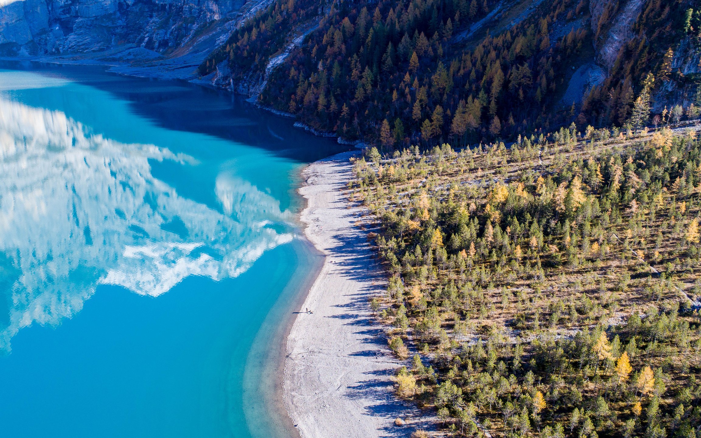 Turquoise lake with forest and mountains - Wallpapers for Apple MacBook 12″ in 2304x1440 resolution
