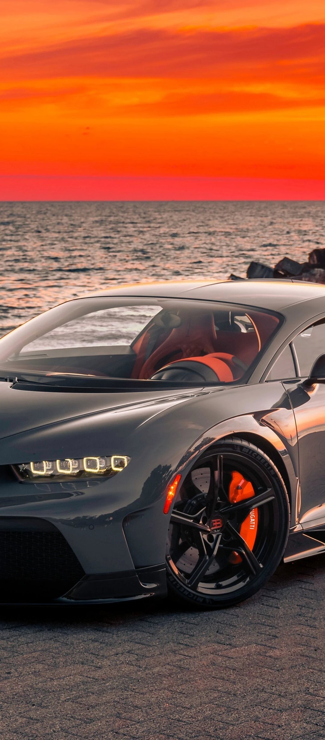 Bugatti Chiron у океана на закате - Обои для TECNO/Infinix в разрешении 1080x2460