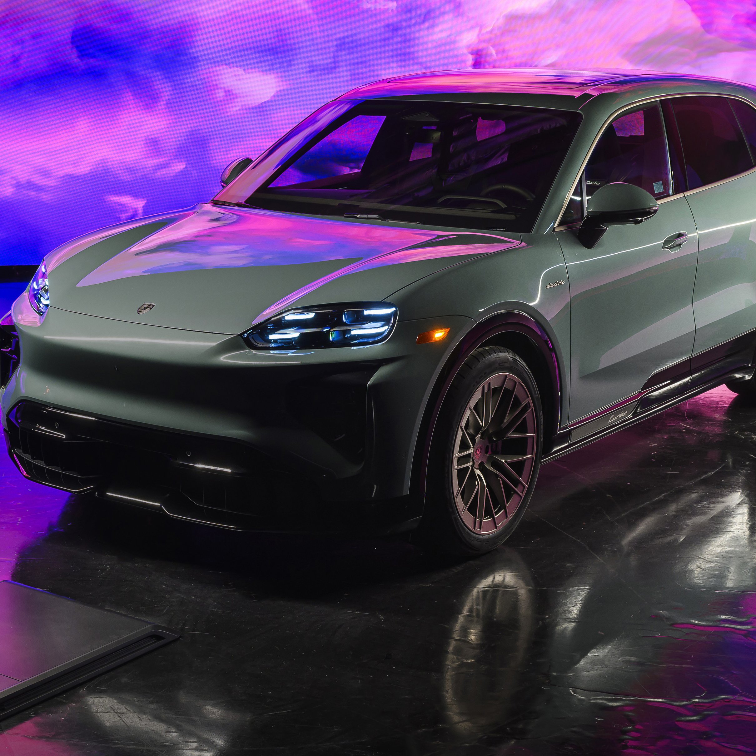 Porsche Cayenne Turbo Electric front view - Wallpapers for iPad Pro 11″ 2024 in 2420x2420 resolution