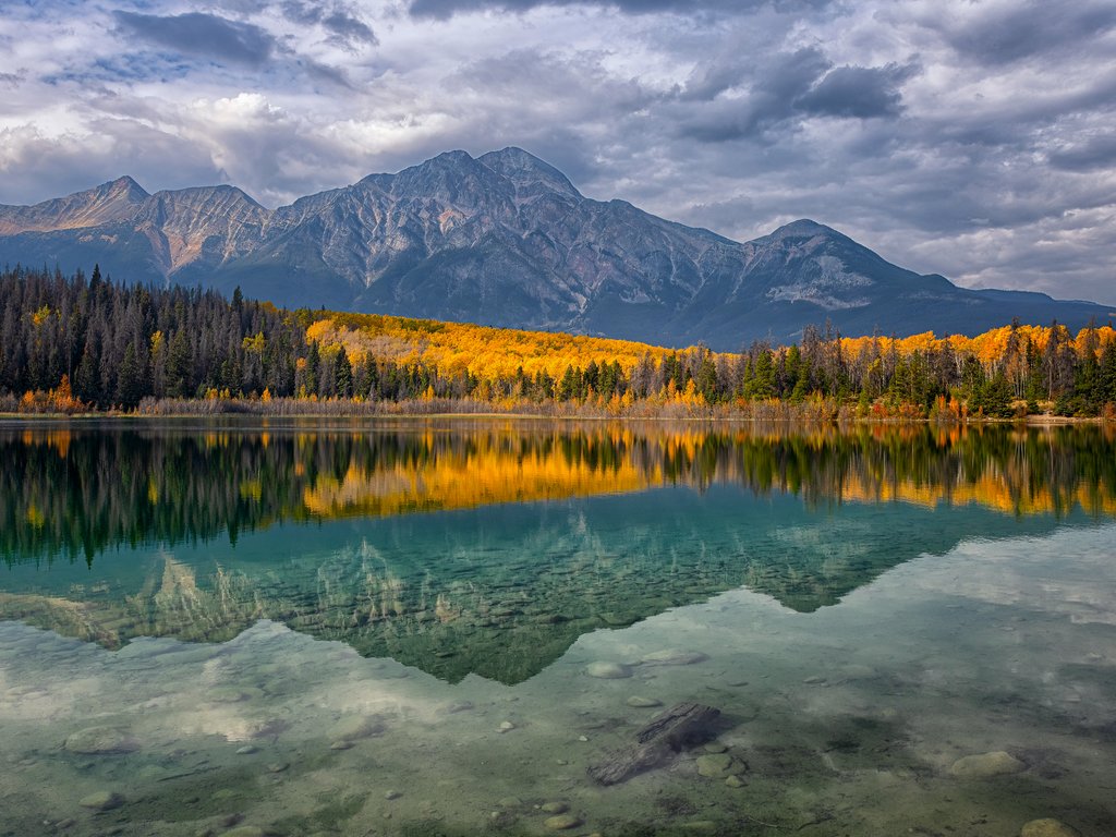 Autumn National Park with lake and mountains - XVGA wallpapers in 1024x768 resolution