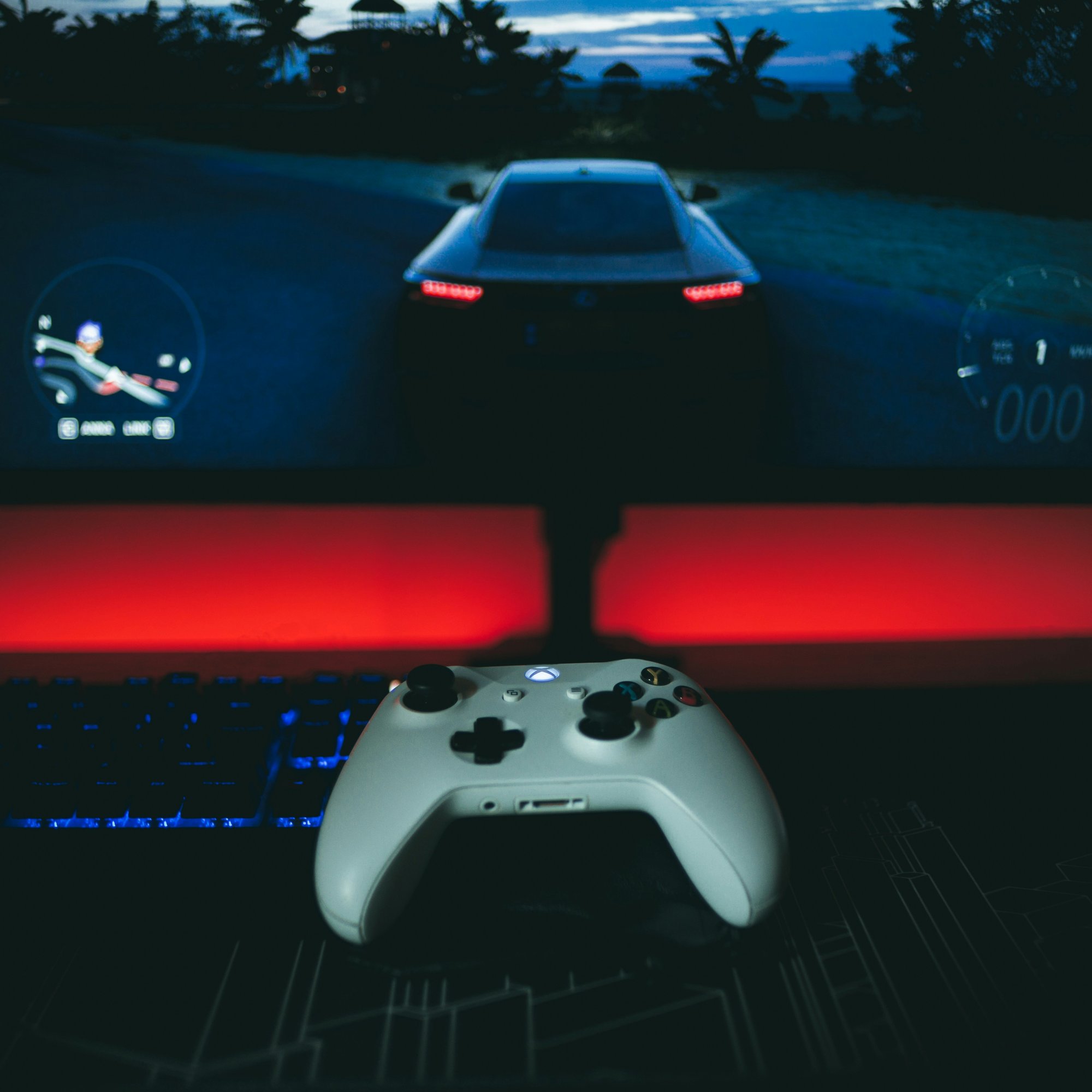 Контроллер Xbox перед гоночной игрой - Обои для Samsung/Xiaomi в разрешении 2000x2000