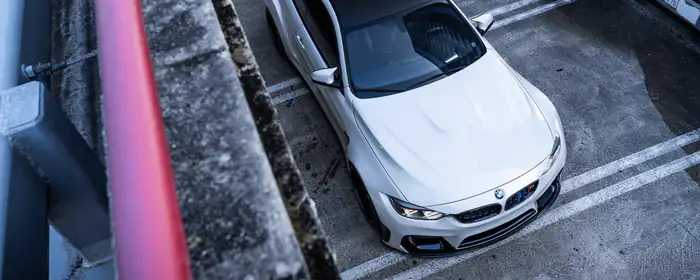 UltraWide 21:9 обои BMW M4 (2560x1080): BMW M4, купе, спорткар, парковка